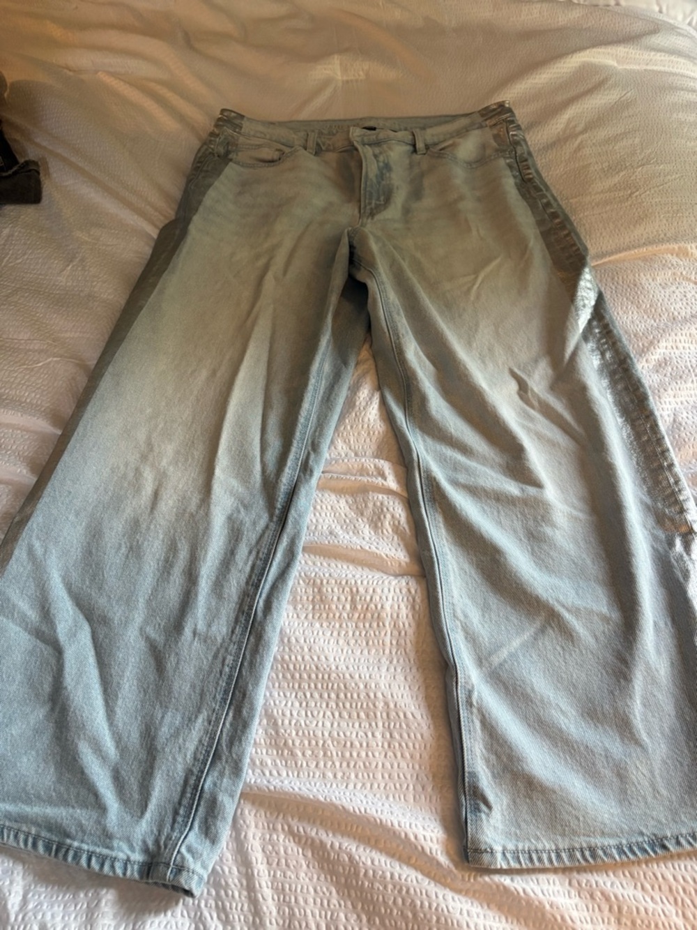 Light Wash American Eagle baggy jeans